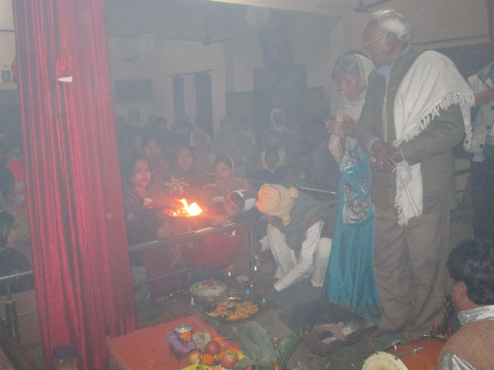 Devotees performing Maha Aarti